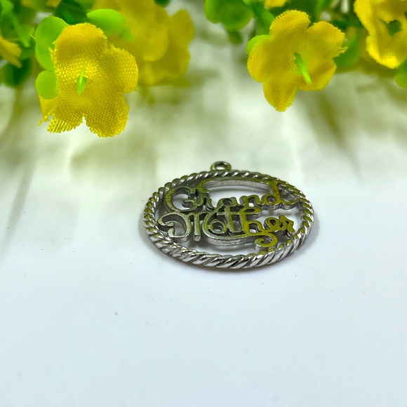 925 Sterling Silver Vintage Grand Mother Round Pendant - Picture 3 of 5